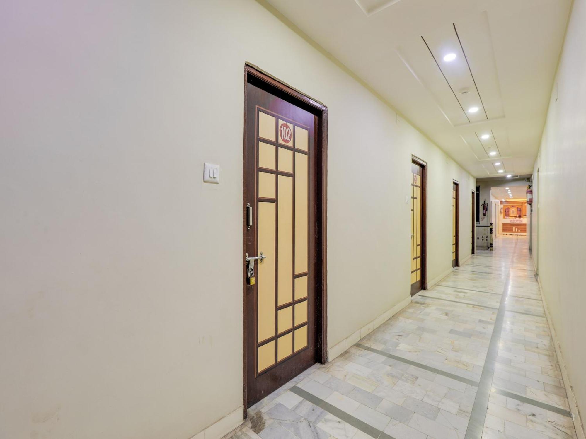 Hotel O Asopalav Naroda Екстериор снимка