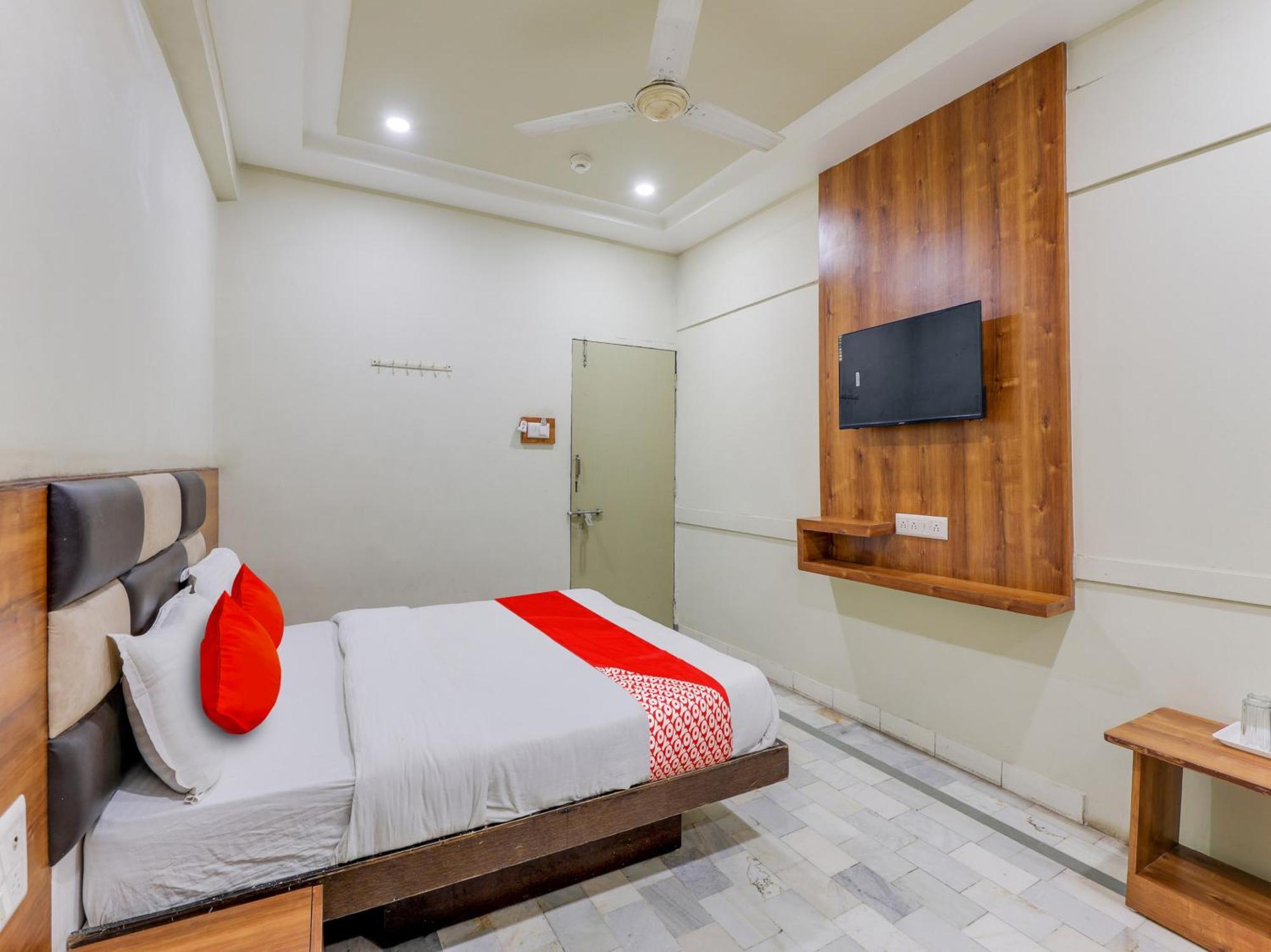 Hotel O Asopalav Naroda Екстериор снимка