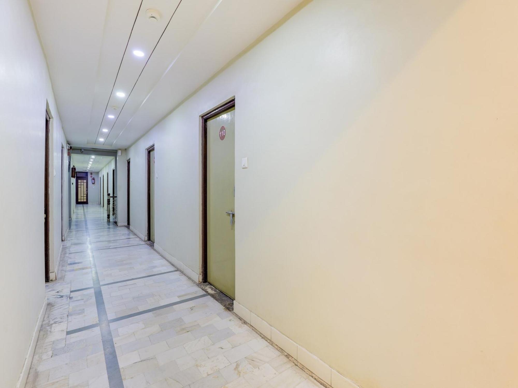 Hotel O Asopalav Naroda Екстериор снимка