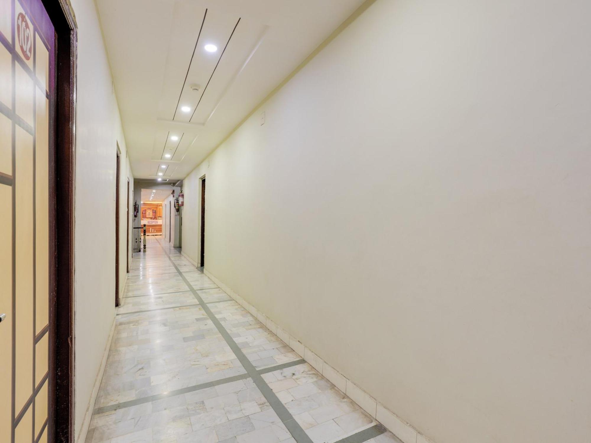 Hotel O Asopalav Naroda Екстериор снимка